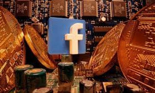 工业区块链是指在工业领域应用区块链技术的一种创新解决方案。它利用区块链技术的去中心化、透明性和不可篡改性，来和改进传统工业生产、供应链管理、数据共享和安全性等方面。以下是对工业区块链的详细解释。

### 工业区块链的基本概念

首先，理解工业区块链，需要先了解区块链技术本身。区块链是一种分布式数据库技术，它通过加密算法将数据块串联在一起，形成一个不可篡改的链条。每一个数据块都包含了时间戳、交易信息和前一个区块的哈希值。由于其去中心化的特性，区块链技术可以有效防止数据的篡改和伪造，这使得它在多个行业中得到了广泛的应用。

在工业领域，区块链技术的应用呈现出多种形式，从供应链管理、智能制造、到产品追溯、质量控制等，工业区块链正在改变传统的生产运营方式。

### 工业区块链的应用

#### 1. 供应链管理

在供应链管理中，区块链帮助各方实时共享信息，确保整个供应链的透明度。例如，不同的供应商可以在链上记录他们的生产过程、检验结果和出货信息，所有参与者可以实时查看，避免信息孤岛现象。同时，消费者也可以通过区块链追踪到产品的来源，确保其质量和安全性。

#### 2. 智能合约

区块链中的智能合约可以自动执行合同条款，无需中介。这对于工业企业之间的合作尤为重要。例如，在多个供应商之间达成的协议可以通过区块链进行编程，自动完成付款和交货，减少了人工干预和潜在错误，提高了效率。

#### 3. 数据安全与共享

工业区块链可以为设备和机器提供一个安全的数据共享平台。在企业内部，各部门可以通过区块链实现数据的无缝流动，数据共享更加高效且安全。此外，数据的不可篡改性使得各方之间的信息信任度提高，有助于推动产业互联网的建立。

#### 4. 产品追溯与质量控制

利用区块链技术，企业能够对产品进行全生命周期的追溯，确保从原材料到最终产品的每一个环节都能透明记录。这对于食品安全、药品监管等领域尤其重要，消费者可以通过扫描产品上的二维码，查询到产品的详细信息。

### 工业区块链的优势

1. **透明性**: 所有参与方可以实时查看数据，提高了供应链的透明度。
2. **安全性**: 数据的加密和分布式存储使得信息更安全，不易被篡改。
3. **高效性**: 区块链技术能够自动化很多流程，减少了中介环节，提高了交易的效率。
4. **可信性**: 由于数据的不可篡改性，使用区块链的企业可以建立更高的信任度。

### 工业区块链面临的挑战

尽管工业区块链具有诸多优势，但在实施过程中仍面临一些挑战，例如：

1. **技术复杂性**: 区块链技术的实现需要专业知识和技能，这对许多企业来说是一个挑战。
2. **标准化缺失**: 目前缺乏行业标准，可能导致各方之间数据互联互通的困难。
3. **法律与合规**: 区块链的应用涉及到数据隐私和安全合规，由于不同国家和地区的法律差异，企业在实施过程中需谨慎考虑。

### 未来展望

未来，工业区块链将继续与物联网、人工智能等技术结合，推动数字化转型。例如，在智能制造中，区块链与物联网设备的结合可以实现更加智能化和自动化的生产过程。同时，政府也可能会加大对区块链技术的支持，推动行业标准的建立。

### 相关问题与解答

#### 问题1: 工业区块链如何影响供应链管理？

在传统的供应链中，信息的流动通常是线性的，各环节之间的信息不对称导致了低效和信任度不足。工业区块链通过其去中心化和透明特性，解决了这些问题。

#### 问题2: 工业区块链的安全性如何保障？

安全性是区块链的一大优势，数据通过加密和不可篡改的特点，使其极难被伪造。企业在使用区块链时，仍需关注合规性和隐私保护。

#### 问题3: 企业在实施工业区块链时需注意哪些风险？

企业在实施工业区块链时需考虑技术可行性、合作伙伴的能力、行业标准的缺乏以及潜在的法律风险等因素。

#### 问题4: 如何评估工业区块链的投资回报？

企业可通过具体的案例分析、实施前后的效率提升、成本降低等指标来评估区块链投资的回报。

#### 问题5: 工业区块链未来的趋势是什么？

随着技术的发展和应用的深入，工业区块链将与其他先进技术相结合，形成更加智能化的生产和管理模式，同时行业标准化也将逐步完善。

以上是对工业区块链的介绍，以及一些相关问题的解答。希望能对你理解工业区块链的概念和应用有所帮助。